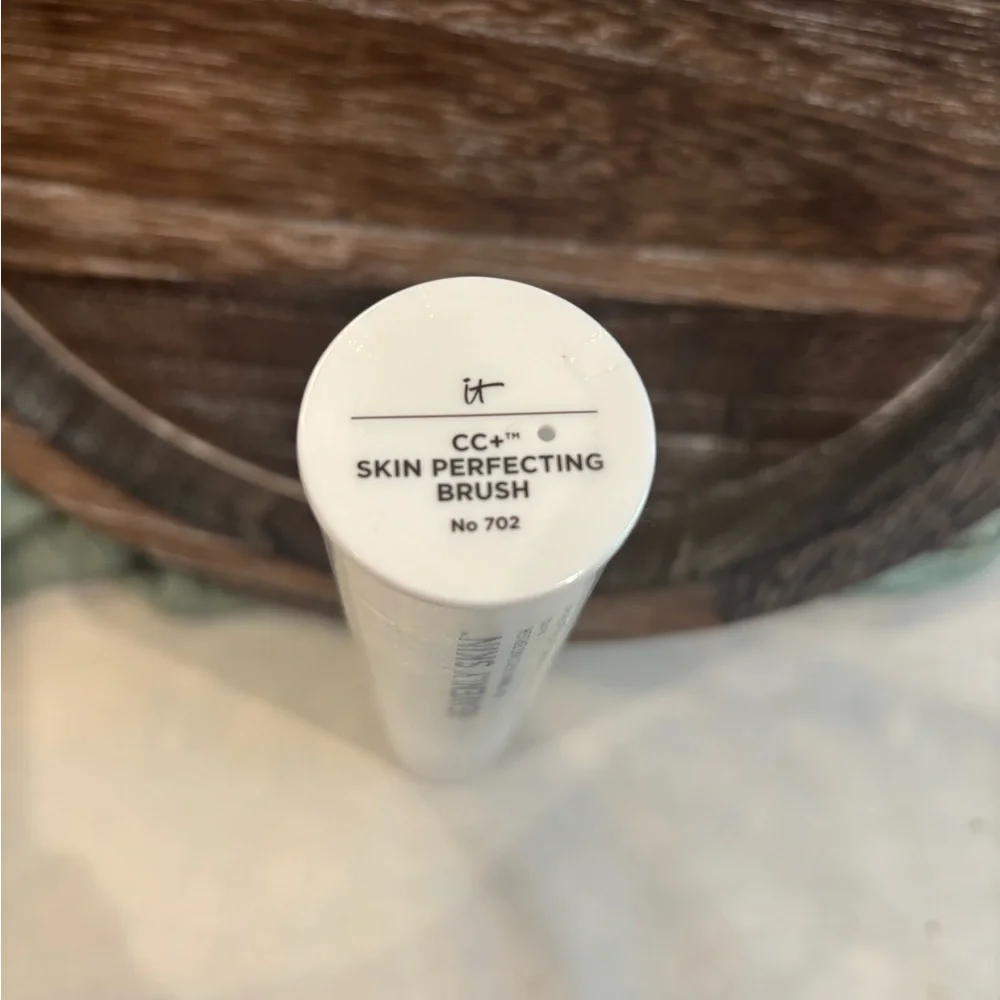 IT Cosmetics Heavenly Skin CC+ Brush #702 NWT
